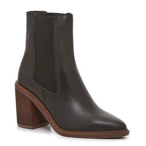 Size 8W black heeled booties!